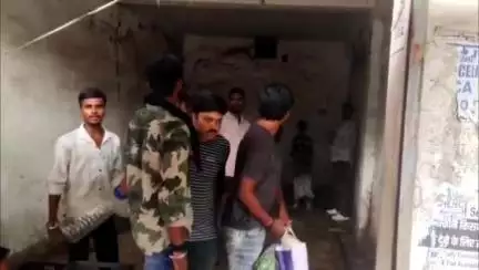 धनबाद/केंदुआडीह: हीरापुर झरना पाड़ा सब्जी मंडी में मोबाइल चोरी कर भाग रहे तीन चोर पकड़े गए
