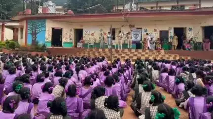 పాడేరు శ్రీకృష్ణాపురం గిరిజన సంక్షేమ బాలికల ఆశ్రమ పాఠశాలలో పోలీసులు అవగాహన కార్యక్రమం...
