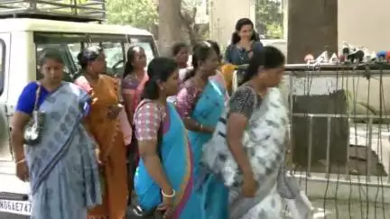 புரசைவாக்கம்: குடித்துவிட்டு கிடக்கிறோமா - சீமான் எதிராக காவல் ஆணையர் அலுவலகத்தில் கொந்தளித்த மாதர் சங்கத்தினர்