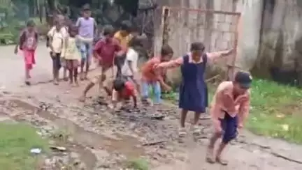 सिंगरौली: कीचड़ से सनकर विद्यालय जाने को मजबूर छात्र, शासकीय प्राथमिक पाठशाला गोलाई बस्ती का मामला, वीडियो वायरल