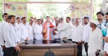 लातूर: माजी मंत्री दिलीपराव देशमुख यांचा दर्जी बोरगाव सोसायटीकडून लातूरच्या आशियाना निवासस्थानी सत्कार