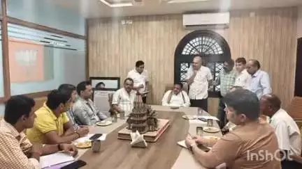 हुज़ूर: रीवा प्रवास पर उपमुख्यमंत्री ने अमहिया स्थित आवास पर स्वास्थ्य सेवाओं की समीक्षा बैठक की