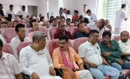 মৰিগাঁও: জিলাৰ সমন্বিত জনজাতীয় উন্নয়ন প্ৰকল্প বিষয়াৰ সভাকক্ষত এখনি কৃষক সজাগতা সভা অনুষ্ঠিত হয়,উপস্থিত বিধায়ক ৰমাকান্ত দেউৰী