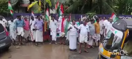 ചേർത്തല: തുറവൂർ-കുമ്പളങ്ങി റോഡിന്റെ ശോചനീയാവസ്ഥ, കോൺഗ്രസ് മണ്ഡലം കമ്മറ്റികൾ പ്രതിഷേധിച്ചു