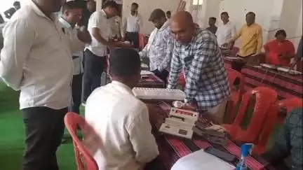 सेनगाव: तहसील कार्यालयात आगामी जिल्हा परिषद,पंचायत समिती निवडणूक अनुषंगाने ईव्हीएम मशीन तपासणी