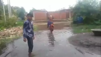 बारा: रेरा ग्राम सभा में जल निकासी और सड़क की सुविधा न होने से ग्रामीण घरों में बंद हैं