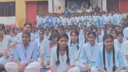 देवसर: जियावन पुलिस ने 'नशे से दूरी है ज़रूरी' अभियान के तहत स्कूल में चलाया जन जागरूकता अभियान