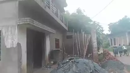 सगड़ी: रौनापार निवासी व्यक्ति ने पड़ोसी पर निर्माण कार्य रोकने का आरोप लगाया, थाने पर दी तहरीर, पुलिस से न्याय की गुहार लगाई