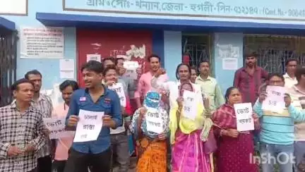 পান্ডুয়া: ইটাচুনা খন্নান গ্রাম পঞ্চায়েতের প্রবেশদ্বার বন্ধ করে দিয়ে রাস্তার দাবীতে বিক্ষোভ দেখাল গ্রামবাসীরা