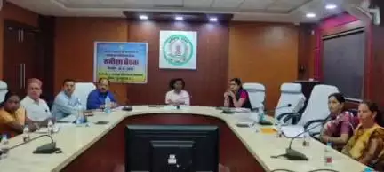 सूरजपुर: कलेक्टर ने कस्तूरबा गांधी आवासीय विद्यालय के 100 सीटर छात्रावास के पालक व अधीक्षिकाओं की ली समीक्षा बैठक