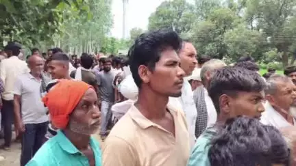 नौतनवा: असुरैना में यूरिया खाद न मिलने से आक्रोशित किसानों ने सड़क जाम कर किया प्रदर्शन
