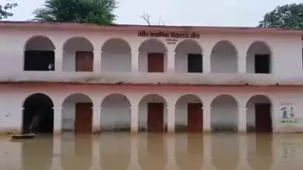 खैरा: खैरा गढ़ के पश्चिम नवीन प्राथमिक विद्यालय में बारिश से कमरे और रसोई घर में पानी भरने से पढ़ाई बाधित