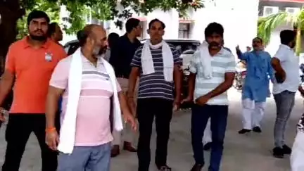 कन्नौज: जिले में चोरियों के मामलों को लेकर व्यापार मंडल ने एसपी को कार्यालय में दिया ज्ञापन