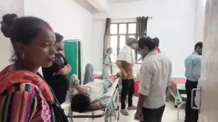 भरथना: भरथना पागल बाबा मंदिर के सामने ऑटो और बाइक की भिड़ंत, मां-बेटी गंभीर घायल, कृतिका को सैफई रेफर किया गया