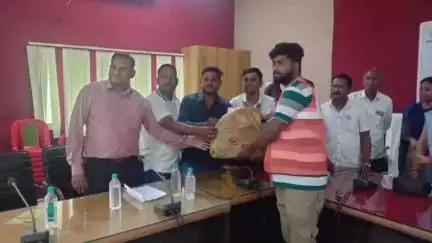 खरगौन: नपा द्वारा नमस्ते दिवस मनाया गया, सफाई मित्रों को पीपीई किट बांटी गई