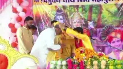 खिलचीपुर: त्रिभुवन नाथ शिव महापुराण के चौथे दिन खिलचीपुर के पूर्व विधायक डॉ. राम प्रसाद दांगी कथा में शामिल हुए