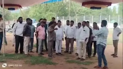 ఇల్లందు: రేపు ఇల్లందు మంత్రులు పొంగులేటి శ్రీనివాస్ రెడ్డి సీతక్క ఎంపీ బలరాం  నాయక్ పర్యటన సభా ప్రాంగణాన్ని పరిశీలించిన ఎమ్మెల్యే