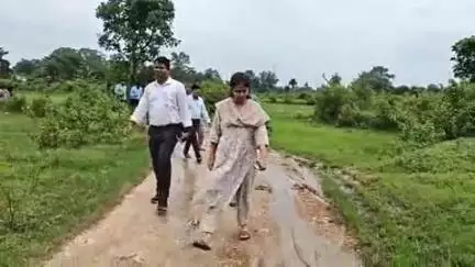 चास: जनता दरबार में शिकायत मिलने पर डीडीसी ने टीम के साथ पिपराबेडा टोला का किया निरीक्षण