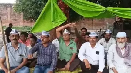 शाहजहांपुर: हत्या का मुकदमा दर्ज न होने पर आम आदमी पार्टी ने किया अनशन, प्रशासन ने दिया आश्वासन और अनशन समाप्त कराया
