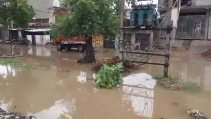 भिंड: पुरानी गल्ला मंडी जलमग्न, घरों में घुसा बारिश का पानी