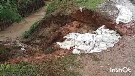 मुंगेर: टीकारामपुर के पास श्री कृष्णा सेतु पथ पर बारिश से जलभराव, लोग परेशान
