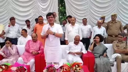 लखीमपुर: उजारगूम गांव में प्रभारी मंत्री नितिन अग्रवाल ने किया भव्य वृक्षारोपण, जनप्रतिनिधि और प्रशासनिक अधिकारी रहे मौजूद