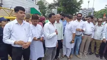 बड़गांव: कांग्रेस ने SHO को हटाने की मांग को लेकर कलेक्ट्रेट पर किया प्रदर्शन, पूर्व MLA ने बदसलूकी का लगाया आरोप
