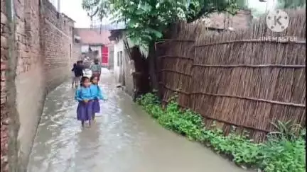 खोदावंदपुर: खोदावंदपुर में घुटने भर लगा पानी, ग्रामीण बेहाल जलनिकासी ठप, जनप्रतिनिधि और प्रशासन मौन #jansamasya