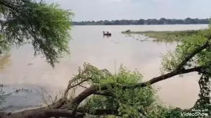 मिर्ज़ापुर: खतरे के निशान के करीब पहुंचने के बाद गंगा अब दो सेंटीमीटर प्रति घंटे घटने लगी हैं, ग्रामीणों ने राहत की सांस ली