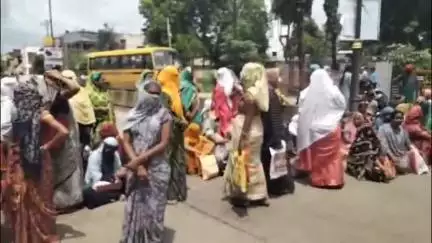 जळगाव: अमळनेर तहसील कार्यालयासमोर बांधकाम कामगार महिलांचे भांडे मिळण्यासाठी रास्ता रोको आंदोलन