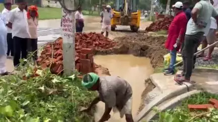 जमुआ: भारी बारिश से जलमग्न गांधी मैदान का पानी संजीत यादव ने निजी खर्च पर जेसीबी से निकलवाया