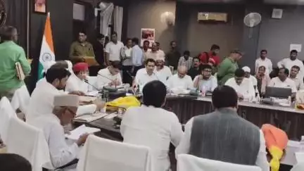 आज़मगढ़: सांसद धर्मेंद्र यादव ने कहा, गुणवत्ता से ना हो समझौता, सड़कों पर जल जमाव ना दिखे, विद्युत विभाग के अधिकारियों पर नाराज