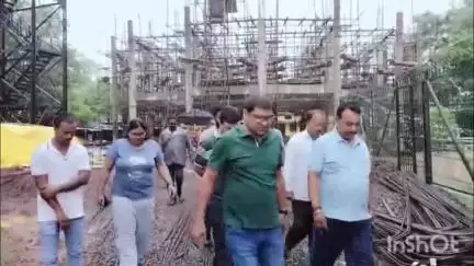 दुर्ग: महात्मा गांधी नगर में आयुक्त ने निर्माणाधीन 3000 किलो लीटर उच्चस्तरीय क्षमता वाले जलागार का निरीक्षण किया