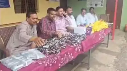 छिंदवाड़ा नगर: भाजपा नेताओं ने पंचवटी के आधार फाउंडेशन में दिव्यांग बच्चों को फल और मिठाई बांटे