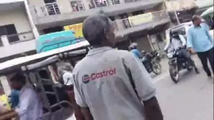 कटघर चौराहे के पास ट्रक और स्कूटी की हुई टक्कर, स्कूटी चालक ने ट्रक चालक की जमकर पिटाई, मामले की जांच में जुटी पुलिस