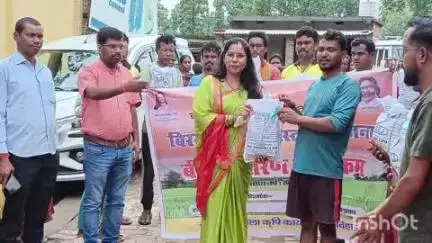 बालूमाथ: जिप उपाध्यक्ष ने बिरहोर टोला में किसानों के बीच किया बीज वितरण, बीएओ, बीटीएम आदि उपस्थित रहे