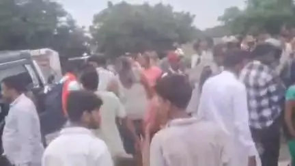 सोनबरसा: दोस्तियां में तेज रफ्तार बोलेरो और ई-रिक्शा की टक्कर, एक युवक गंभीर रूप से घायल