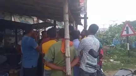নাকাশিপাড়া: নাকাশিপাড়া পাটুলি ঘাট রোডের টোটোদের নিজেদের মধ্যে সমস্যার সৃষ্টি হয় পার্কিং  নিয়ে
পুলিশের মধ্যস্থতায় সমাধান