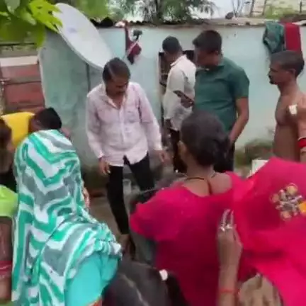 निवाड़ी: निवाड़ी जिले के ओरछा में बारिश से सियाराम आदिवासी का कच्चा मकान गिरा, बेटी घायल