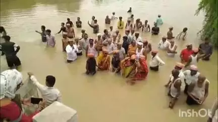 कुलपहाड़: नौगांव फदना रोड पर बिरमा नदी के क्षतिग्रस्त रपटे के निर्माण की मांग को लेकर किसानों ने SDM को सौंपा ज्ञापन