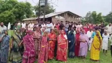 प्रतापगढ़: नगर पंचायत ढकवा वार्ड नंबर 9 में कई दिनों से खराब ट्रांसफार्मर को लेकर किसानों ने दिया 24 घंटे का अल्टीमेटम
