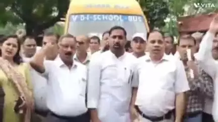 जींद: जींद शहर में निजी स्कूल संचालकों का विरोध प्रदर्शन, नायब तहसीलदार को सौंपा ज्ञापन