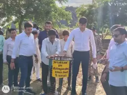 निवाड़ी: निवाड़ी कलेक्टर लोकेश कुमार जांगिड़ ने प्रतापपुरा में 'मां के नाम' लगाया एक पेड़