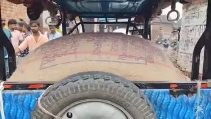 মুরারই ১: শ্রীরামপুরে চালের বস্তা বোঝাই দুটি টোটো আটক করল গ্রামবাসীরা