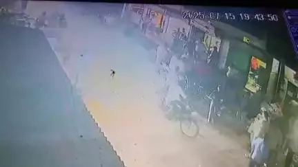 मुरैना नगर: कब्रिस्तान क्षेत्र में मुफ्त सामान न देने पर दुकान पर पथराव और फायरिंग, दहशत फैलाने वाले 3 गिरफ्तार, FIR दर्ज