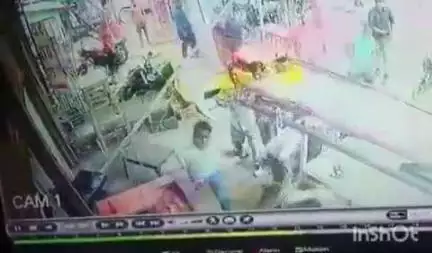 आगरा: सराय ख्वाजा में नगर निगम की टीम और स्थानीय लोगों के बीच जमकर हुई मारपीट, 5 लोग घायल, सीसीटीवी फुटेज आया सामने