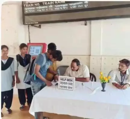 খড়গপুর ১: আর টিকিটের জন্য লম্বা লাইন নয়!খড়গপুর ডিভিশনের স্টেশন গুলিতে Rail one app এর পরিষেবা