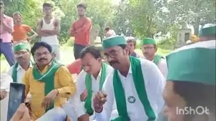 फर्रुखाबाद: गांव नगला छेदा में भारतीय किसान यूनियन (टिकैत) ने आत्महत्या करने वाले युवक के परिजनों से की मुलाकात