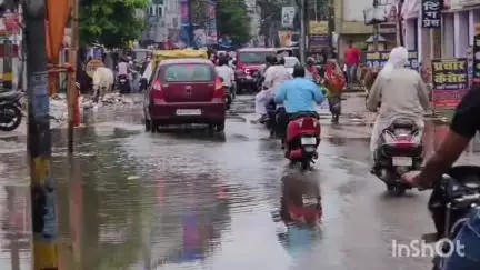 आरा: आरा में हुई झमाझम बारिश से सड़कों पर जलजमाव, लोगों को हो रही परेशानी, नगर निगम की खुली पोल