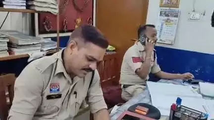 तिल्दा: सारागांव में सार्वजनिक स्थान पर चिलम गांजा पीते एक व्यक्ति को खरोरा पुलिस ने किया गिरफ्तार